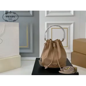 【PRADA 公式 旗艦店】プラダ ハンドバッグ 当日出荷 好評に付き再入荷!16*19CM 240719 【PRADA 公式 旗艦店】プラダ ハンドバッグ 当日出荷 好評に付き再入荷!16*19CM 240719