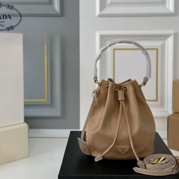 【PRADA 公式 旗艦店】プラダ ハンドバッグ 当日出荷 好評に付き再入荷!16*19CM 240719 【PRADA 公式 旗艦店】プラダ ハンドバッグ 当日出荷 好評に付き再入荷!16*19CM 240719