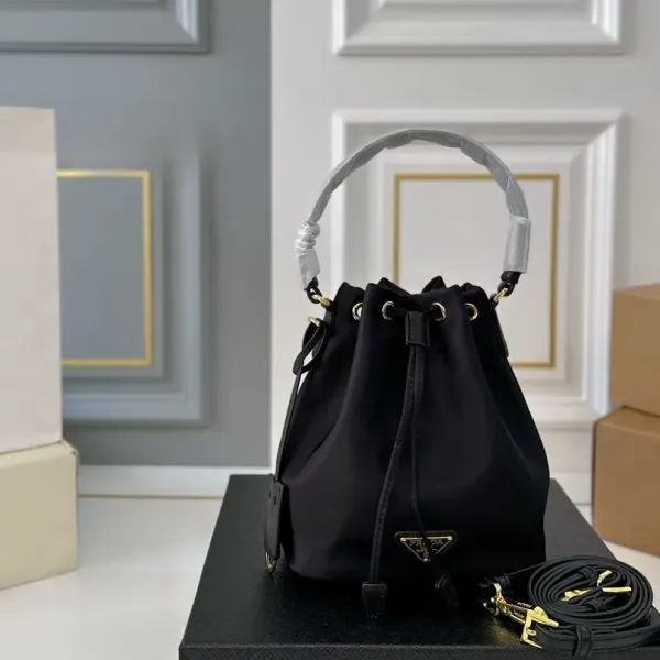 【PRADA 公式 旗艦店】プラダ ハンドバッグ 当日出荷 好評に付き再入荷!16*19CM 240719 【PRADA 公式 旗艦店】プラダ ハンドバッグ 当日出荷 好評に付き再入荷!16*19CM 240719