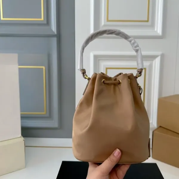 【PRADA 公式 旗艦店】プラダ ハンドバッグ 当日出荷 好評に付き再入荷!16*19CM 240719 【PRADA 公式 旗艦店】プラダ ハンドバッグ 当日出荷 好評に付き再入荷!16*19CM 240719