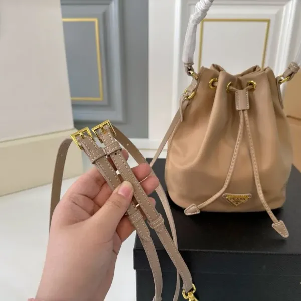 【PRADA 公式 旗艦店】プラダ ハンドバッグ 当日出荷 好評に付き再入荷!16*19CM 240719 【PRADA 公式 旗艦店】プラダ ハンドバッグ 当日出荷 好評に付き再入荷!16*19CM 240719