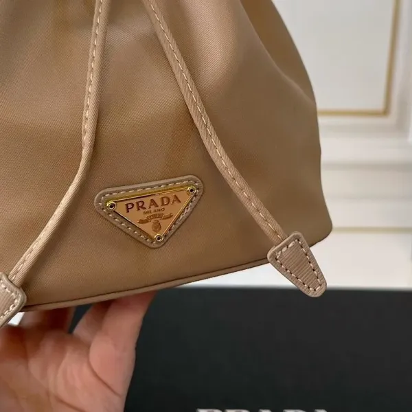 【PRADA 公式 旗艦店】プラダ ハンドバッグ 当日出荷 好評に付き再入荷!16*19CM 240719 【PRADA 公式 旗艦店】プラダ ハンドバッグ 当日出荷 好評に付き再入荷!16*19CM 240719