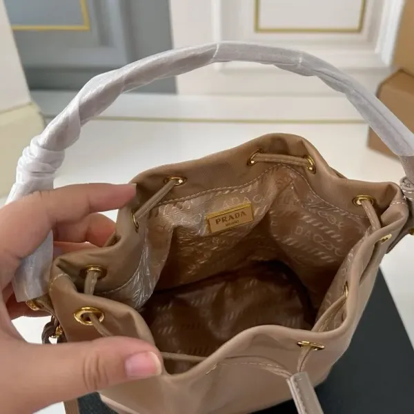 【PRADA 公式 旗艦店】プラダ ハンドバッグ 当日出荷 好評に付き再入荷!16*19CM 240719 【PRADA 公式 旗艦店】プラダ ハンドバッグ 当日出荷 好評に付き再入荷!16*19CM 240719