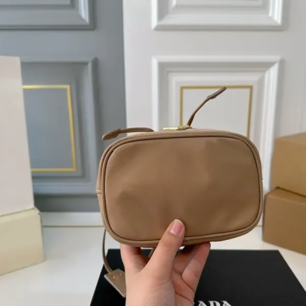 【PRADA 公式 旗艦店】プラダ ハンドバッグ 当日出荷 好評に付き再入荷!16*19CM 240719 【PRADA 公式 旗艦店】プラダ ハンドバッグ 当日出荷 好評に付き再入荷!16*19CM 240719