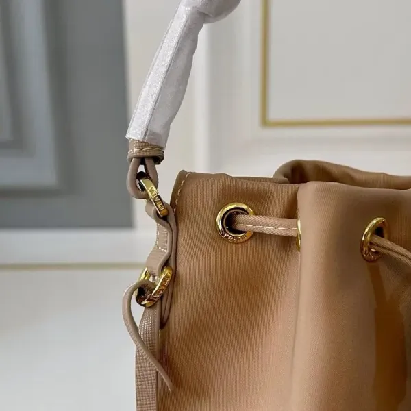 【PRADA 公式 旗艦店】プラダ ハンドバッグ 当日出荷 好評に付き再入荷!16*19CM 240719 【PRADA 公式 旗艦店】プラダ ハンドバッグ 当日出荷 好評に付き再入荷!16*19CM 240719