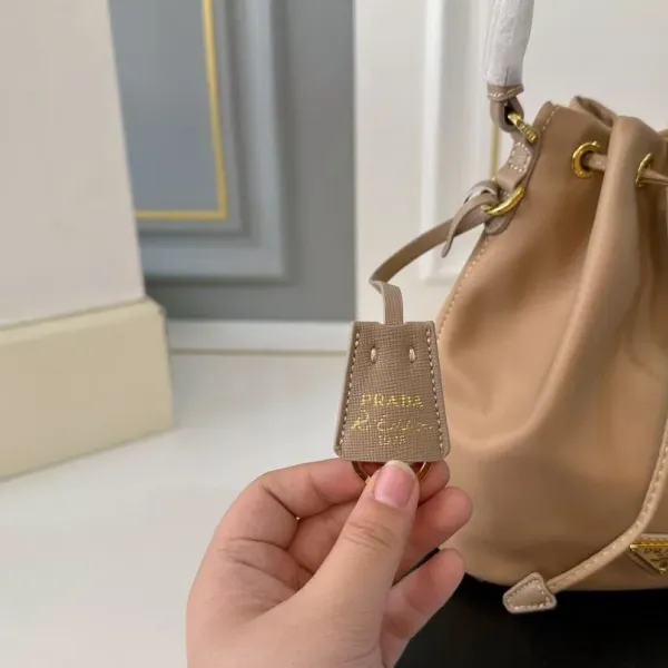 【PRADA 公式 旗艦店】プラダ ハンドバッグ 当日出荷 好評に付き再入荷!16*19CM 240719 【PRADA 公式 旗艦店】プラダ ハンドバッグ 当日出荷 好評に付き再入荷!16*19CM 240719