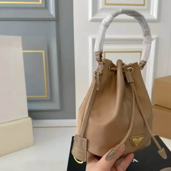【PRADA 公式 旗艦店】プラダ ハンドバッグ 当日出荷 好評に付き再入荷!16*19CM 240719 【PRADA 公式 旗艦店】プラダ ハンドバッグ 当日出荷 好評に付き再入荷!16*19CM 240719