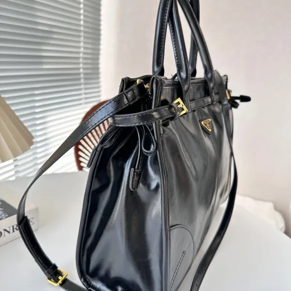 【PRADA 公式旗艦店】 プラダ  斜めがけバッグ当日出荷 好評に付き再入荷38*30CM