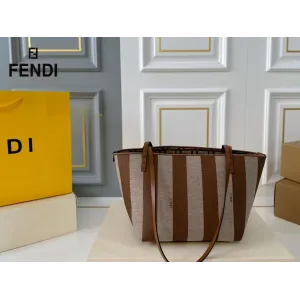 【FENDI 公式旗艦店】フェンディ ハンドバッグ 当日出荷 好評に付き再入荷!28*31CM 240720 【FENDI 公式旗艦店】フェンディ ハンドバッグ 当日出荷 好評に付き再入荷!28*31CM 240720