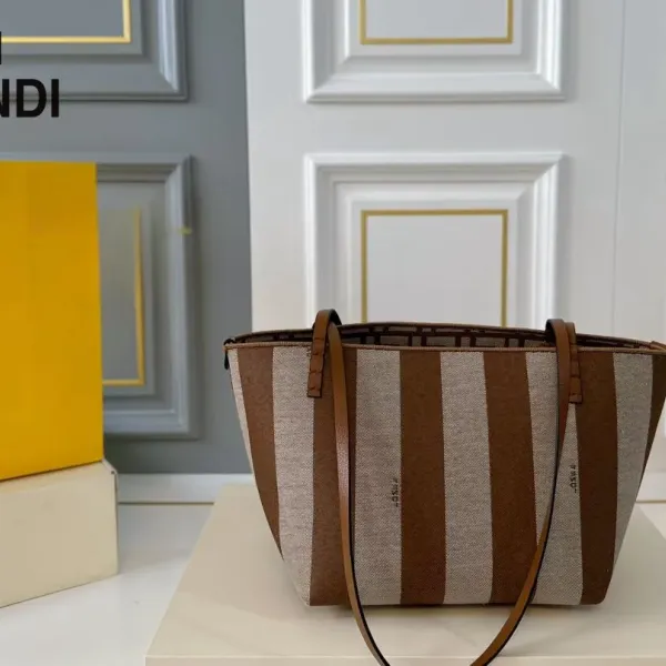 【FENDI  公式旗艦店】フェンディ  ハンドバッグ  当日出荷 好評に付き再入荷！28*31CM  240720