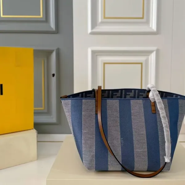 【FENDI  公式旗艦店】フェンディ  ハンドバッグ  当日出荷 好評に付き再入荷！28*31CM  240720