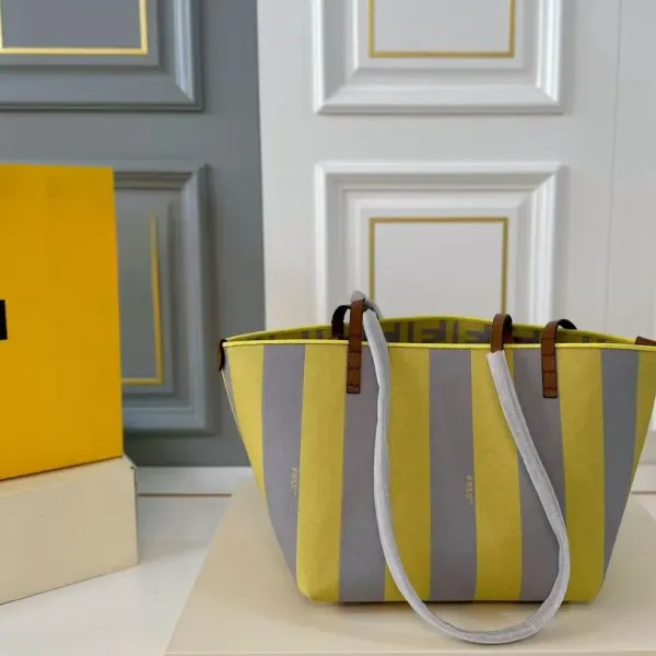 【FENDI  公式旗艦店】フェンディ  ハンドバッグ  当日出荷 好評に付き再入荷！28*31CM  240720