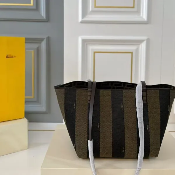 【FENDI  公式旗艦店】フェンディ  ハンドバッグ  当日出荷 好評に付き再入荷！28*31CM  240720