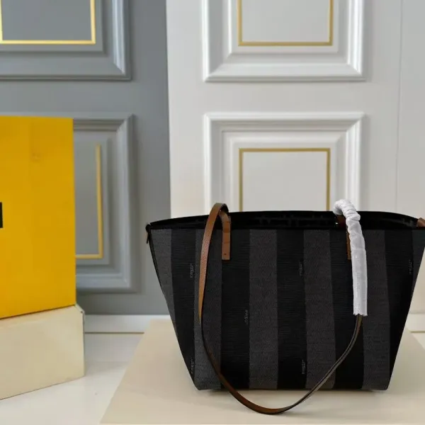【FENDI  公式旗艦店】フェンディ  ハンドバッグ  当日出荷 好評に付き再入荷！28*31CM  240720
