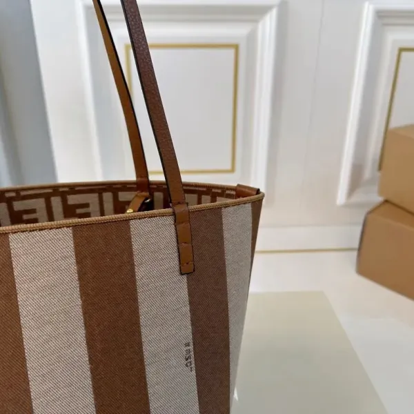 【FENDI  公式旗艦店】フェンディ  ハンドバッグ  当日出荷 好評に付き再入荷！28*31CM  240720