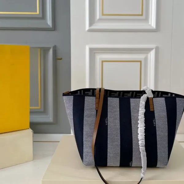 【FENDI  公式旗艦店】フェンディ  ハンドバッグ  当日出荷 好評に付き再入荷！28*31CM  240720