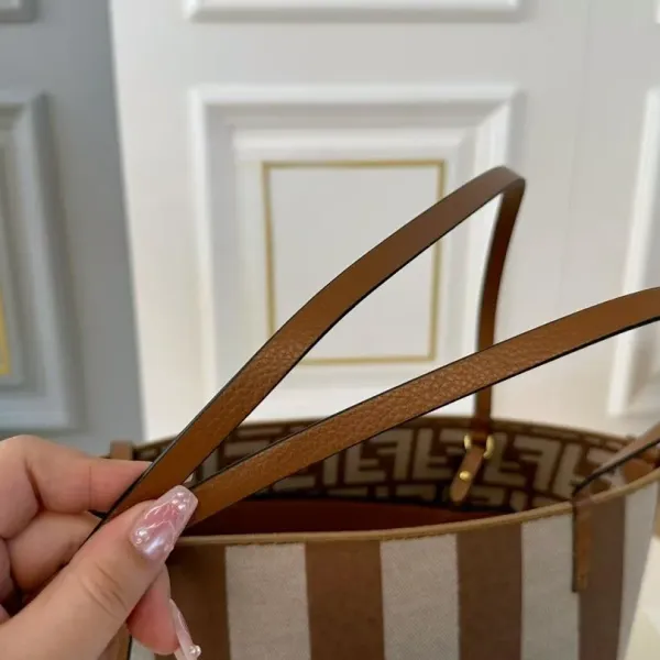 【FENDI  公式旗艦店】フェンディ  ハンドバッグ  当日出荷 好評に付き再入荷！28*31CM  240720