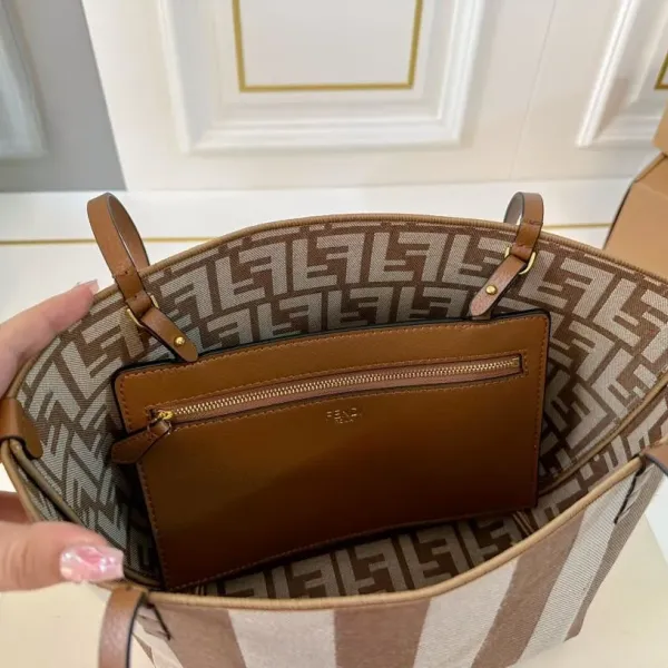 【FENDI  公式旗艦店】フェンディ  ハンドバッグ  当日出荷 好評に付き再入荷！28*31CM  240720