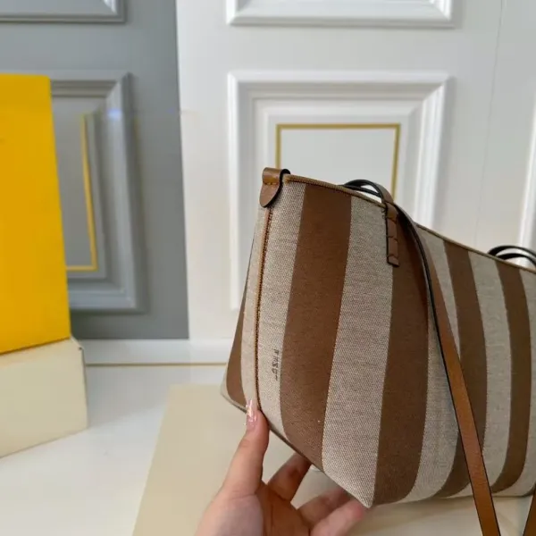 【FENDI  公式旗艦店】フェンディ  ハンドバッグ  当日出荷 好評に付き再入荷！28*31CM  240720