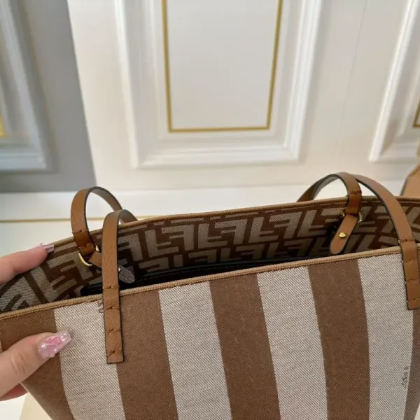 【FENDI  公式旗艦店】フェンディ  ハンドバッグ  当日出荷 好評に付き再入荷！28*31CM  240720