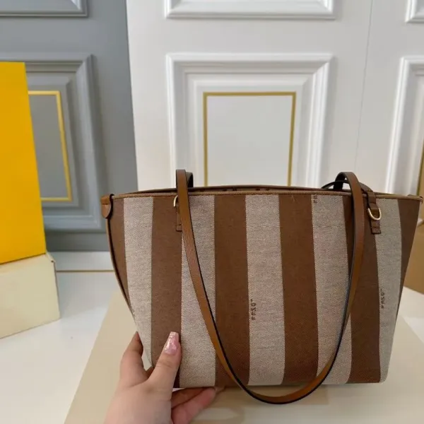 【FENDI  公式旗艦店】フェンディ  ハンドバッグ  当日出荷 好評に付き再入荷！28*31CM  240720