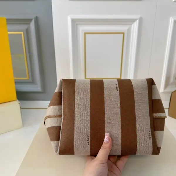 【FENDI  公式旗艦店】フェンディ  ハンドバッグ  当日出荷 好評に付き再入荷！28*31CM  240720