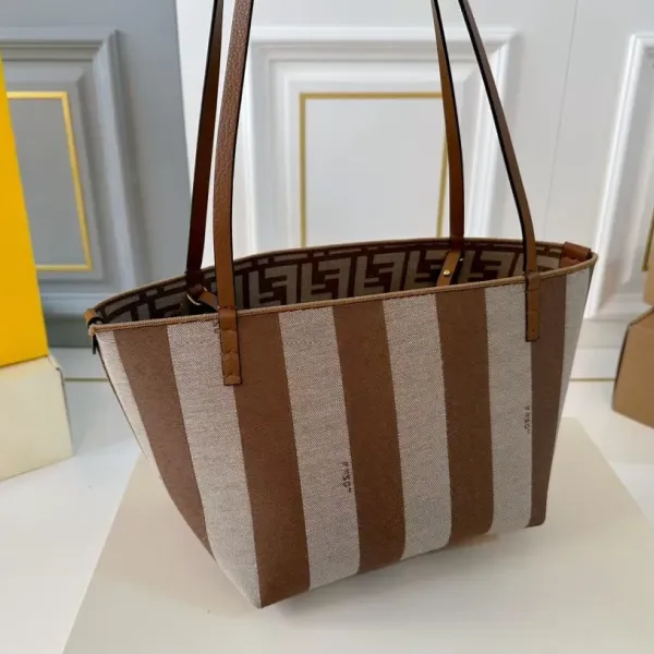 【FENDI  公式旗艦店】フェンディ  ハンドバッグ  当日出荷 好評に付き再入荷！28*31CM  240720
