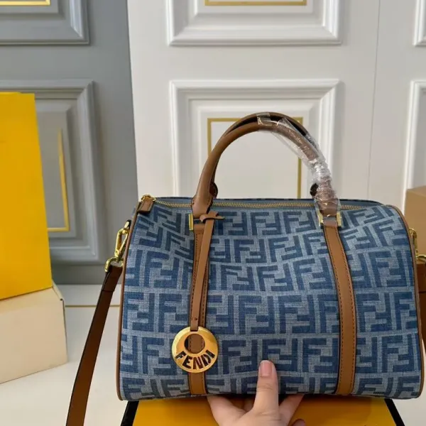 【FENDI 公式旗艦店】フェンディ ハンドバッグ 当日出荷 好評に付き再入荷!30*20CM 240720 【FENDI 公式旗艦店】フェンディ ハンドバッグ 当日出荷 好評に付き再入荷!30*20CM 240720