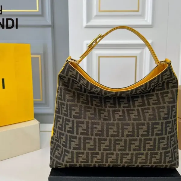 【FENDI 公式旗艦店】フェンディ ハンドバッグ 当日出荷 好評に付き再入荷!38*35CM 240720 【FENDI 公式旗艦店】フェンディ ハンドバッグ 当日出荷 好評に付き再入荷!38*35CM 240720