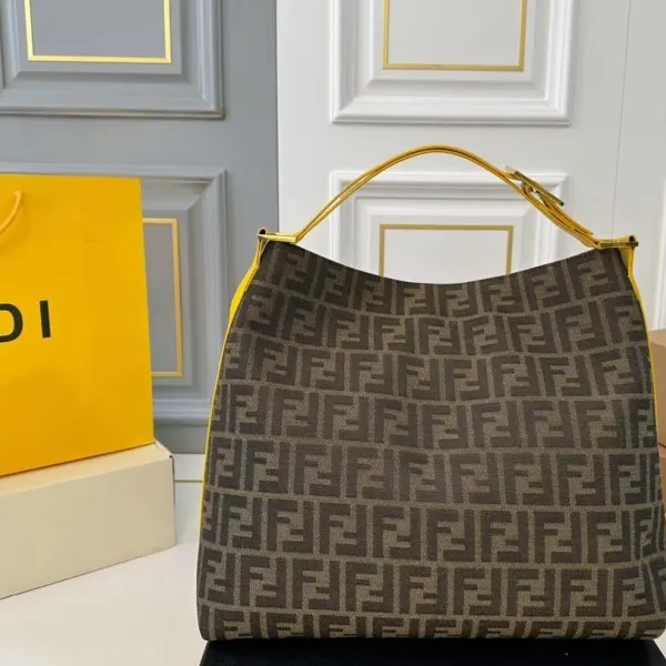 【FENDI 公式旗艦店】フェンディ ハンドバッグ 当日出荷 好評に付き再入荷!38*35CM 240720 【FENDI 公式旗艦店】フェンディ ハンドバッグ 当日出荷 好評に付き再入荷!38*35CM 240720