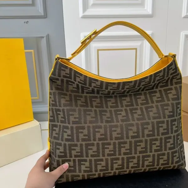 【FENDI 公式旗艦店】フェンディ ハンドバッグ 当日出荷 好評に付き再入荷!38*35CM 240720 【FENDI 公式旗艦店】フェンディ ハンドバッグ 当日出荷 好評に付き再入荷!38*35CM 240720