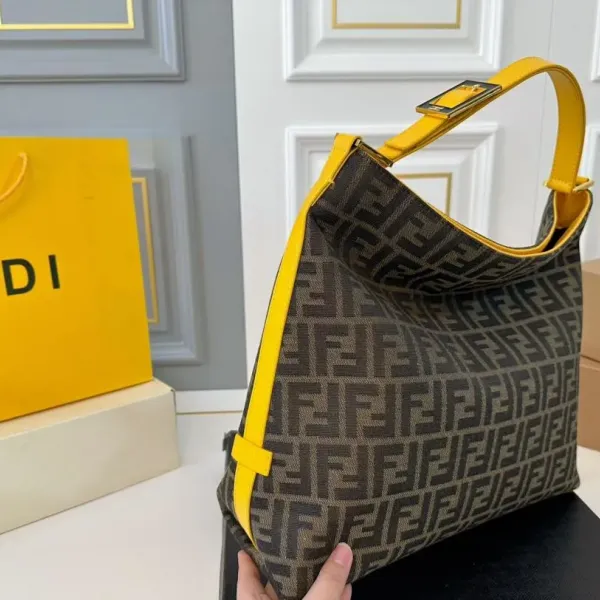 【FENDI 公式旗艦店】フェンディ ハンドバッグ 当日出荷 好評に付き再入荷!38*35CM 240720 【FENDI 公式旗艦店】フェンディ ハンドバッグ 当日出荷 好評に付き再入荷!38*35CM 240720