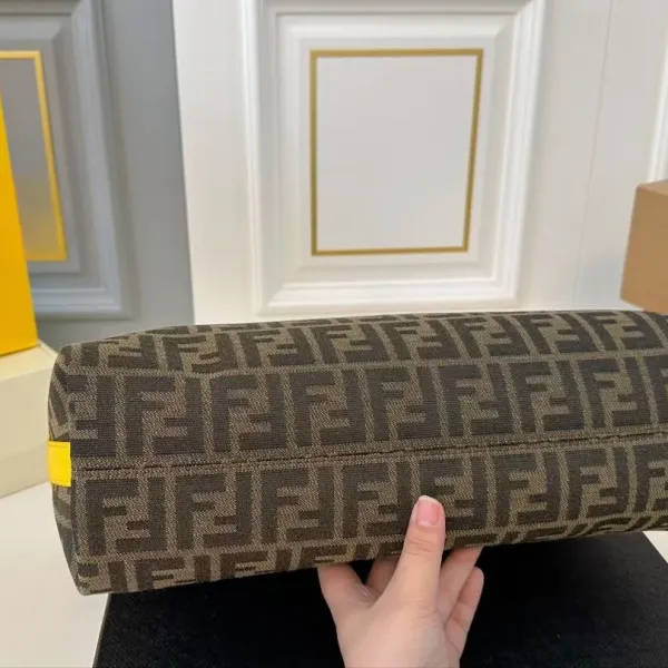 【FENDI 公式旗艦店】フェンディ ハンドバッグ 当日出荷 好評に付き再入荷!38*35CM 240720 【FENDI 公式旗艦店】フェンディ ハンドバッグ 当日出荷 好評に付き再入荷!38*35CM 240720