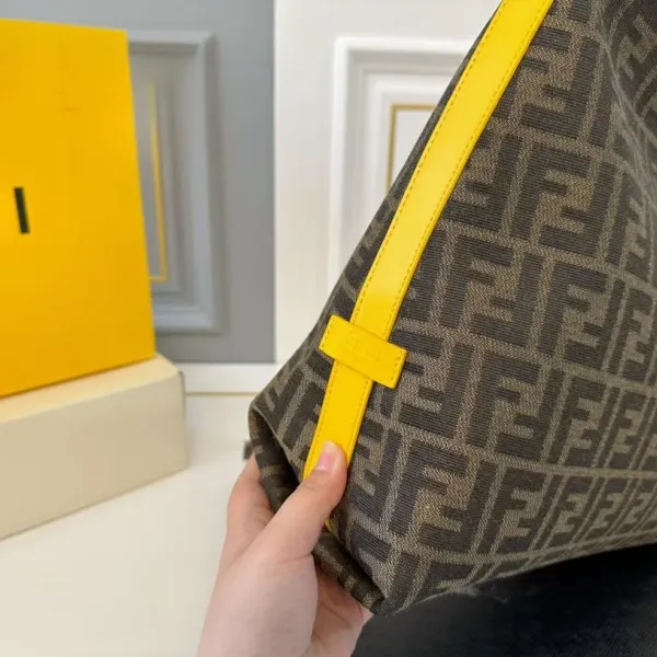 【FENDI 公式旗艦店】フェンディ ハンドバッグ 当日出荷 好評に付き再入荷!38*35CM 240720 【FENDI 公式旗艦店】フェンディ ハンドバッグ 当日出荷 好評に付き再入荷!38*35CM 240720