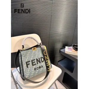 【FENDI 公式旗艦店】フェンディ 斜めがけバッグ 当日出荷 好評に付き再入荷!29*25CM 240720 【FENDI 公式旗艦店】フェンディ 斜めがけバッグ 当日出荷 好評に付き再入荷!29*25CM 240720