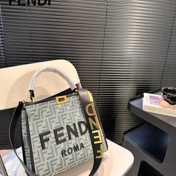 【FENDI  公式旗艦店】フェンディ 斜めがけバッグ  当日出荷 好評に付き再入荷！29*25CM  240720