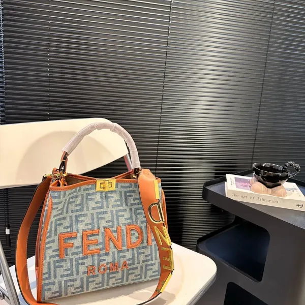 【FENDI  公式旗艦店】フェンディ 斜めがけバッグ  当日出荷 好評に付き再入荷！29*25CM  240720