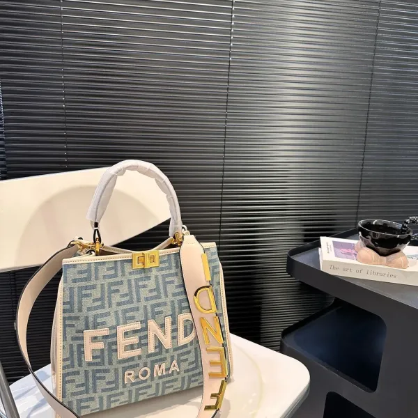 【FENDI  公式旗艦店】フェンディ 斜めがけバッグ  当日出荷 好評に付き再入荷！29*25CM  240720