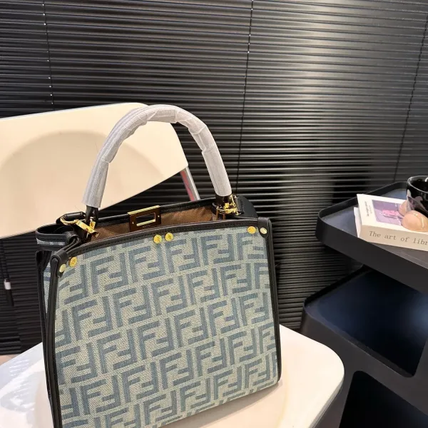 【FENDI  公式旗艦店】フェンディ 斜めがけバッグ  当日出荷 好評に付き再入荷！29*25CM  240720