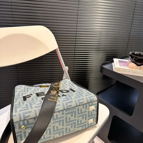 【FENDI  公式旗艦店】フェンディ 斜めがけバッグ  当日出荷 好評に付き再入荷！29*25CM  240720