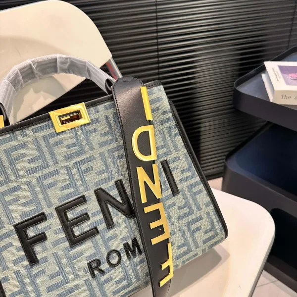 【FENDI  公式旗艦店】フェンディ 斜めがけバッグ  当日出荷 好評に付き再入荷！29*25CM  240720