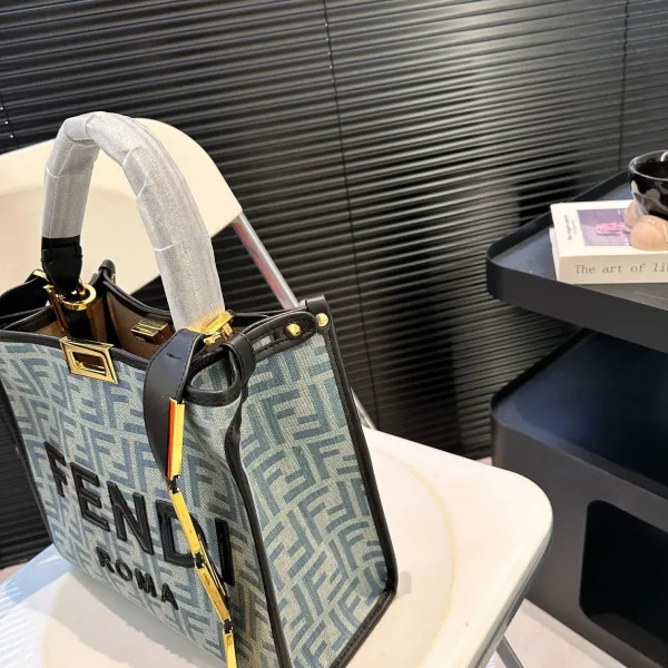 【FENDI  公式旗艦店】フェンディ 斜めがけバッグ  当日出荷 好評に付き再入荷！29*25CM  240720