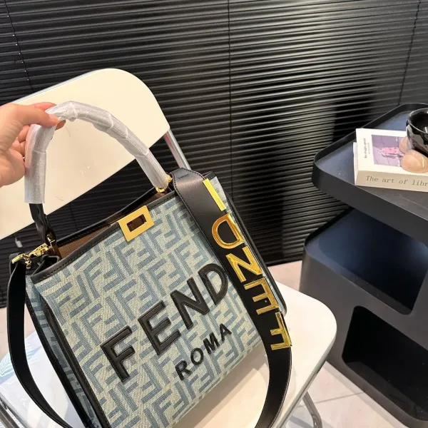 【FENDI  公式旗艦店】フェンディ 斜めがけバッグ  当日出荷 好評に付き再入荷！29*25CM  240720
