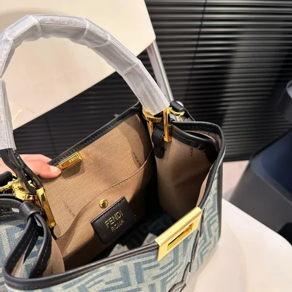 【FENDI  公式旗艦店】フェンディ 斜めがけバッグ  当日出荷 好評に付き再入荷！29*25CM  240720