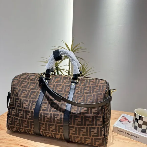 【FENDI 公式旗艦店】フェンディ 旅行かばん 当日出荷 好評に付き再入荷!45*27CM 240720 【FENDI 公式旗艦店】フェンディ 旅行かばん 当日出荷 好評に付き再入荷!45*27CM 240720