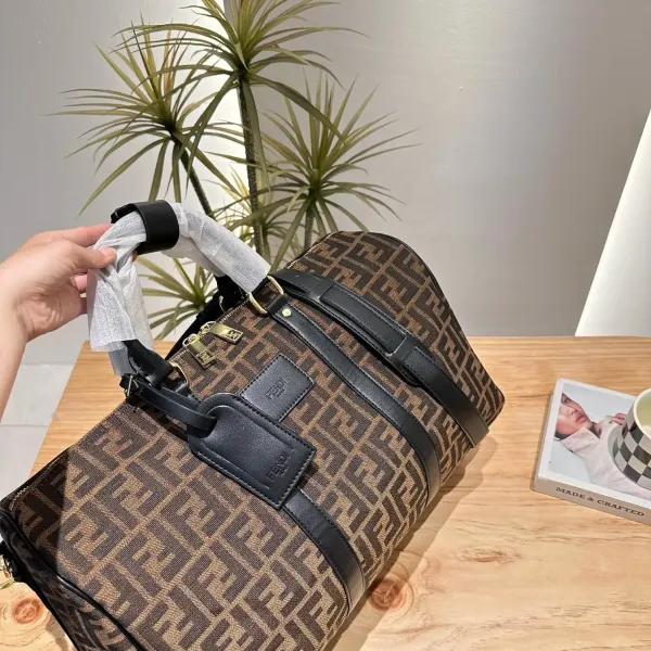 【FENDI 公式旗艦店】フェンディ 旅行かばん 当日出荷 好評に付き再入荷!45*27CM 240720 【FENDI 公式旗艦店】フェンディ 旅行かばん 当日出荷 好評に付き再入荷!45*27CM 240720