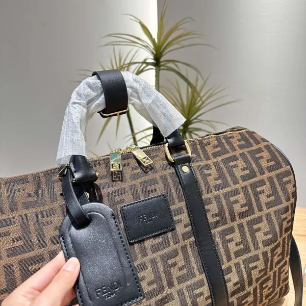 【FENDI 公式旗艦店】フェンディ 旅行かばん 当日出荷 好評に付き再入荷!45*27CM 240720 【FENDI 公式旗艦店】フェンディ 旅行かばん 当日出荷 好評に付き再入荷!45*27CM 240720