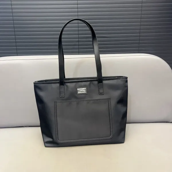 【BURBERRY 公式旗艦店】バーバリー ハンドバッグ 当日出荷 好評に付き再入荷!34*28CM 【BURBERRY 公式旗艦店】バーバリー ハンドバッグ 当日出荷 好評に付き再入荷!34*28CM