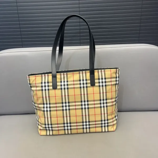 【BURBERRY 公式旗艦店】バーバリー ハンドバッグ 当日出荷 好評に付き再入荷!34*28CM 【BURBERRY 公式旗艦店】バーバリー ハンドバッグ 当日出荷 好評に付き再入荷!34*28CM