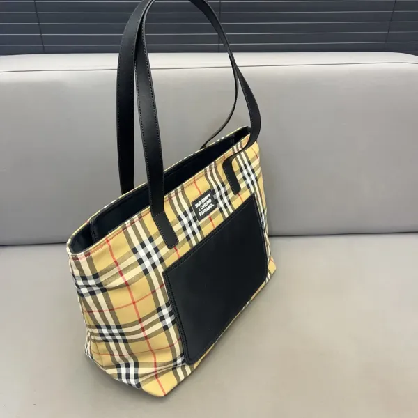 【BURBERRY 公式旗艦店】バーバリー ハンドバッグ 当日出荷 好評に付き再入荷!34*28CM 【BURBERRY 公式旗艦店】バーバリー ハンドバッグ 当日出荷 好評に付き再入荷!34*28CM